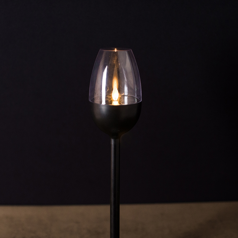Wijnglas flikkerende vlamloze kaars op zonne-energie
