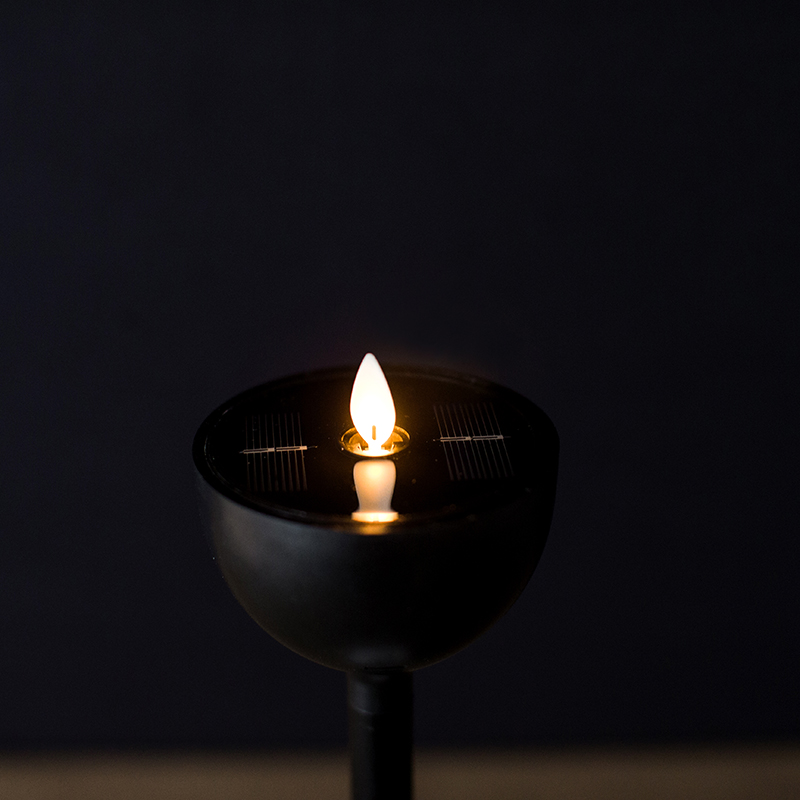 Wijnglas flikkerende vlamloze kaars op zonne-energie